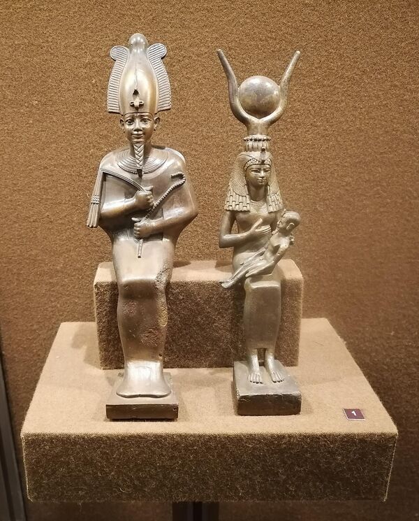 Статуэтки Осириса и Изиды. Зал Древнего Египта в Государственном Эрмитаже в Санкт-Петербурге