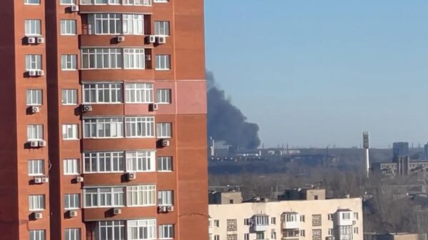 Густой столб дыма в небе над городом: последствия обстрела Донецка