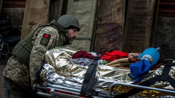Медик и раненый украинский военный в Донецкой области