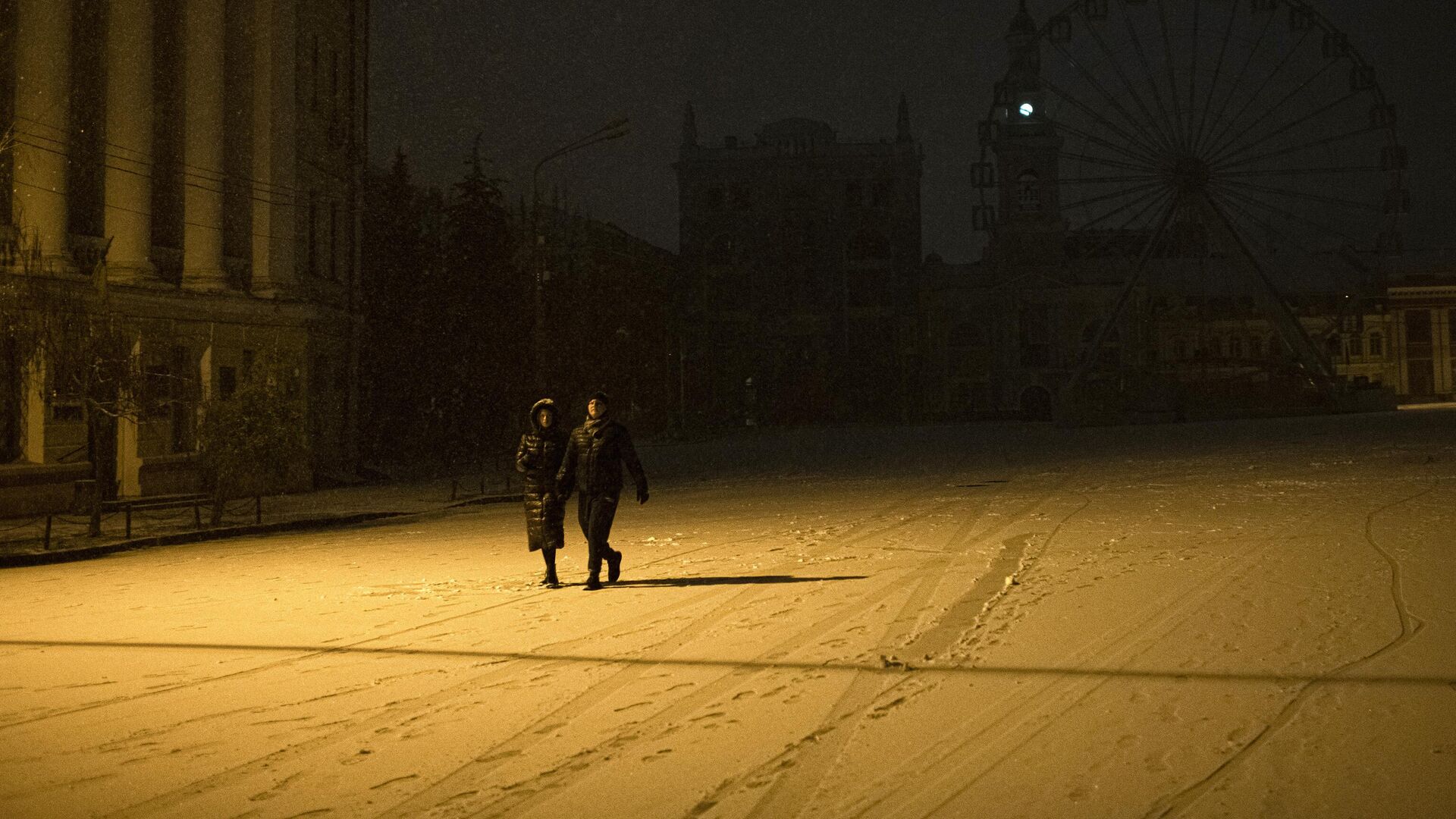Люди на улице в Киеве во время отключения электроэнергии - РИА Новости, 1920, 19.01.2023