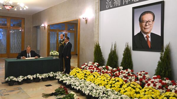 Министр иностранных дел РФ Сергей Лавров оставляет запись в книге соболезнований в память о экс-председателе КНР Цзян Цзэмине в траурном зале посольства КНР в РФ