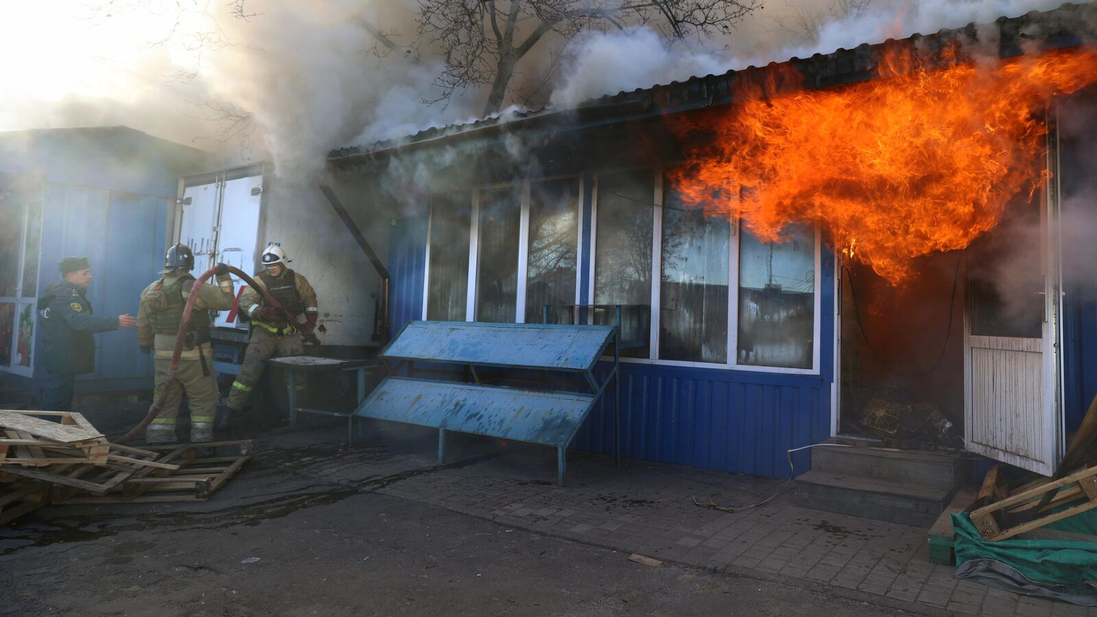 ВСУ нанесли удары по центру Донецка, повреждены рынок, ТЦ и Дворец спорта -  РИА Новости, 06.12.2022