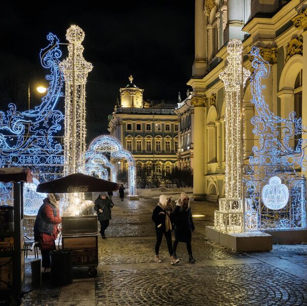 Новогодняя иллюминация у здания Государственного Эрмитажа в Санкт-Петербурге