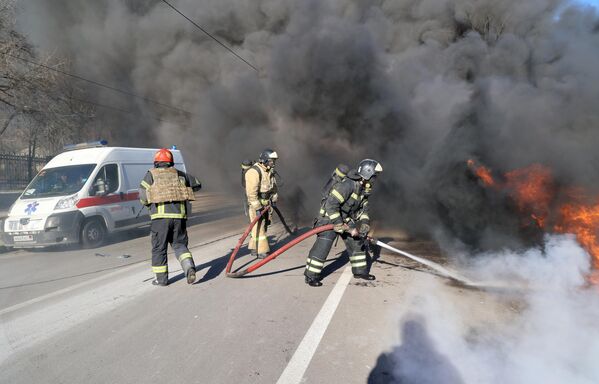Пожарные тушат возгорания после обстрела украинскими войсками центрального Ворошиловского района Донецка