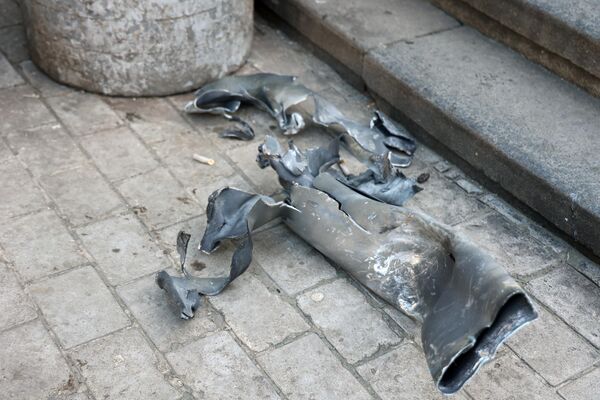 Фрагмент ракеты после обстрела украинскими войсками центрального Ворошиловского района Донецка
