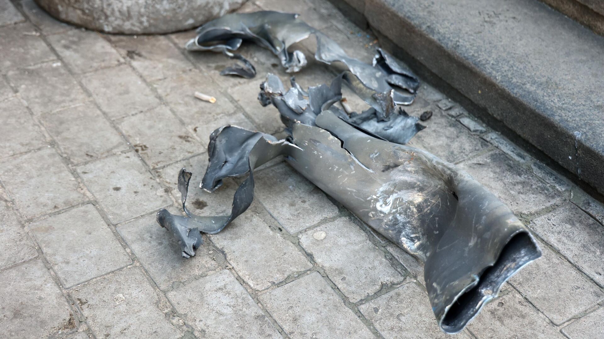 Фрагмент ракеты после обстрела украинскими войсками Донецка - РИА Новости, 1920, 09.12.2022
