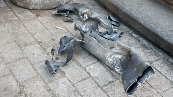 Фрагмент ракеты после обстрела украинскими войсками центрального района Донецка