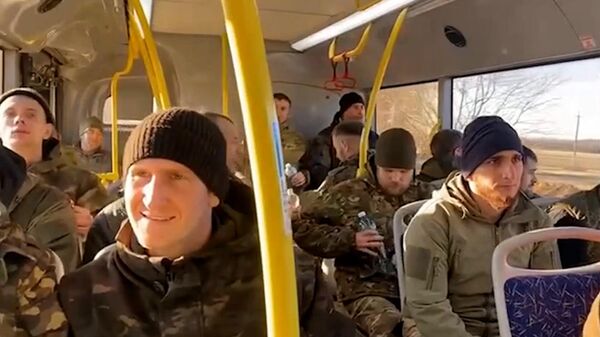 Все нормально, нас забрали!: 60 российских военных вернулись из плена домой