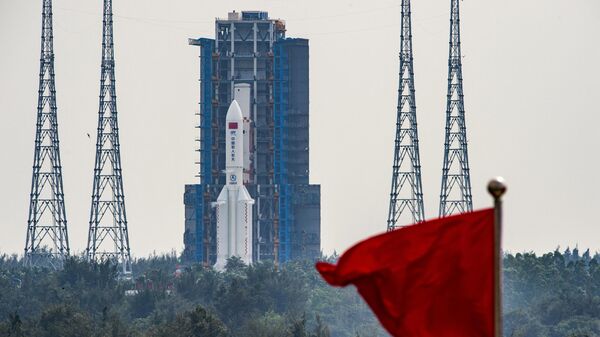 Ракета Long March 5B  перед запуском на космодроме Вэньчан