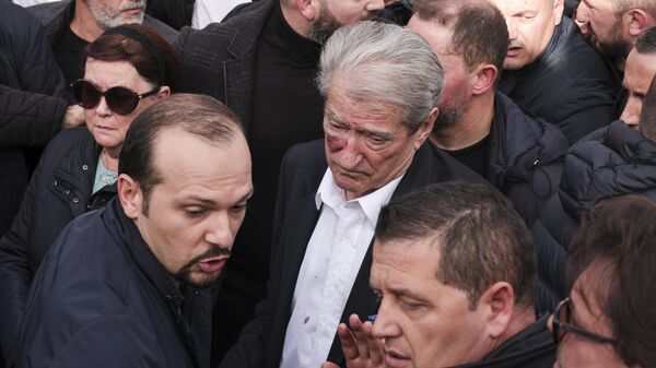 Сали Бериша, лидер албанской оппозиционной правоцентристской Демократической партии, после удара неизвестного мужчины во время акции протеста в Тиране