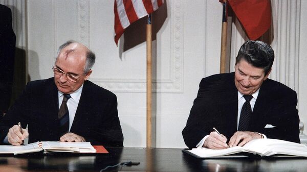 Генеральный секретарь ЦК КПСС Михаил Горбачев и президент США Рональд Рейган во время подписания Договора о РСМД в восточной комнате Белого дома