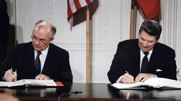 Генеральный секретарь ЦК КПСС Михаил Горбачев и президент США Рональд Рейган во время подписания Договора о РСМД в восточной комнате Белого дома