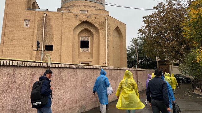 Туристы на экскурсии в  Самарканде