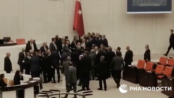 Турецкие депутаты подрались на дебатах по бюджету