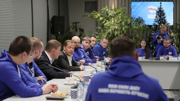 Председатель Единой России, заместитель председателя Совета безопасности РФ Дмитрий Медведев проводит встречу с волонтерами Молодой гвардии и Волонтерской роты