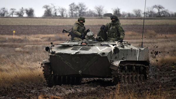 Бойцы ВДВ РФ на БТР 3Д во время боевого слаживания на Херсонском направлении