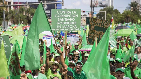 Участники акции Марш миллионов против коррупции и безнаказанности в Санто-Доминго
