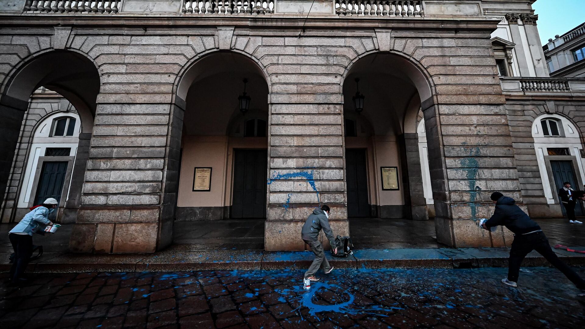 Группа климатических активистов обливают краской фасад театра Ла Скала в Милане, Италия - РИА Новости, 1920, 07.12.2022