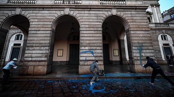 Группа климатических активистов обливают краской фасад театра Ла Скала в Милане, Италия