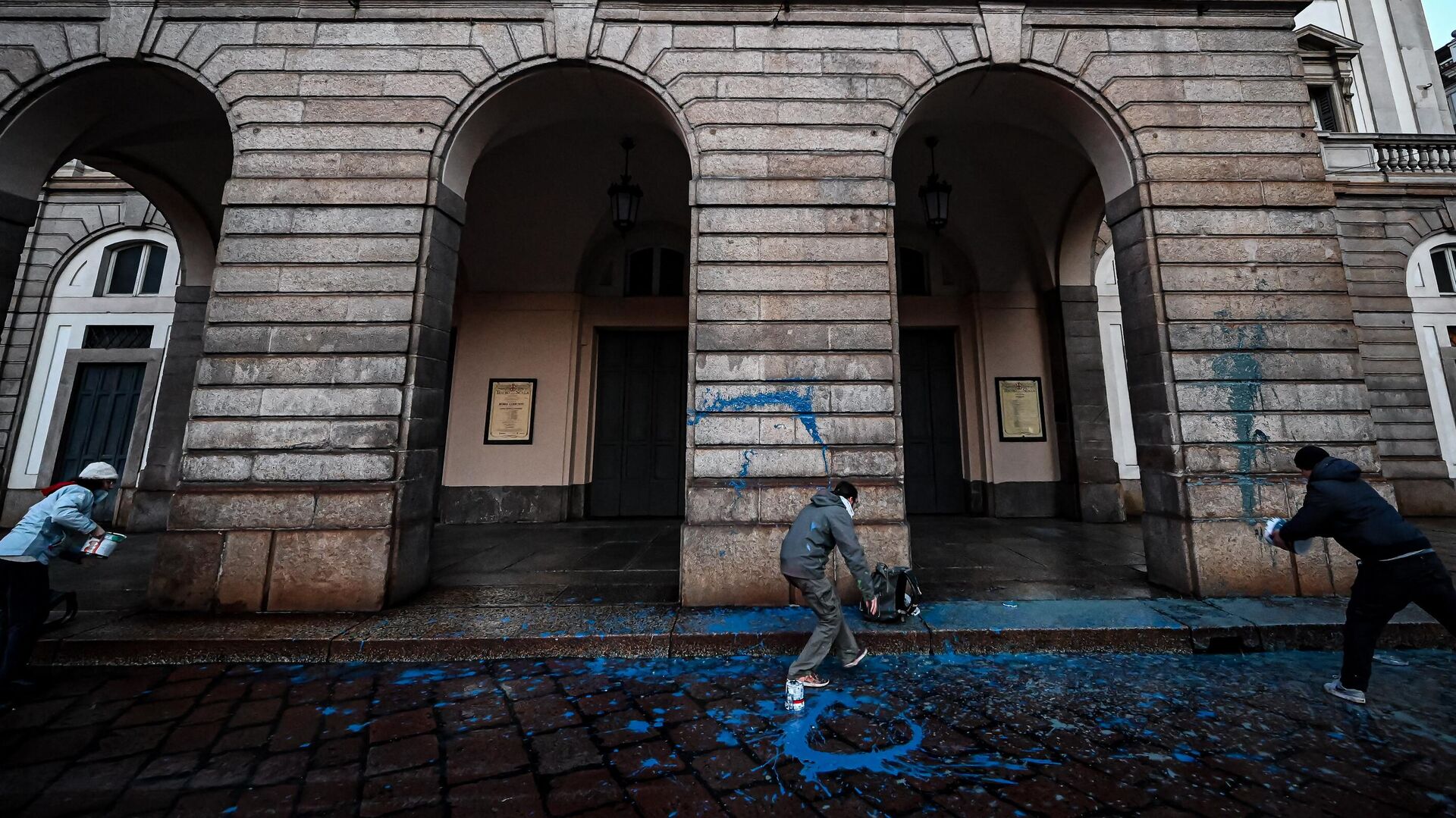 Группа климатических активистов обливают краской фасад театра Ла Скала в Милане, Италия - РИА Новости, 1920, 07.12.2022