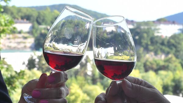 Дегустация красного вина на винодельне в Краснодарском крае.