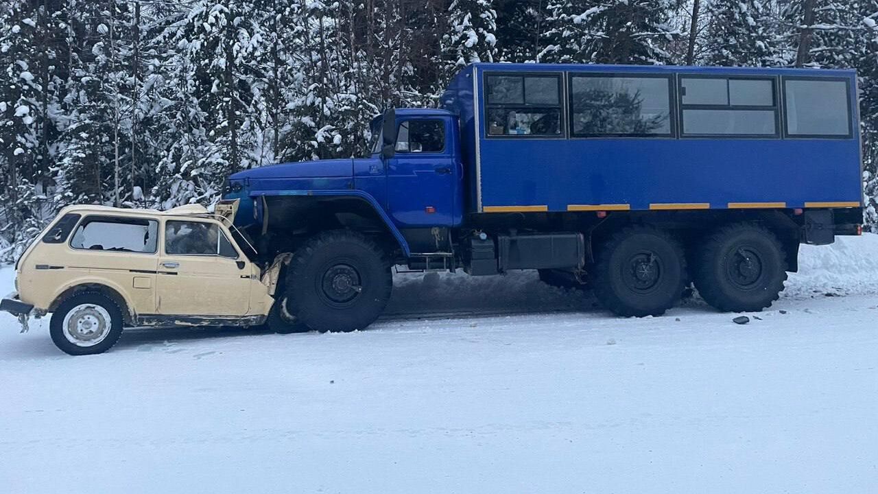 ДТП с участием двух транспортных средств Урал и ВАЗ-2121 Нива в Мотыгинском районе Красноярского края - РИА Новости, 1920, 07.12.2022