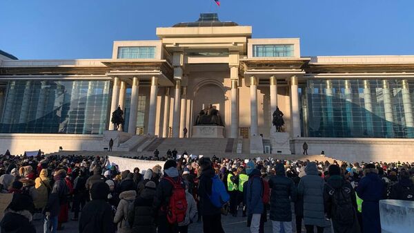 Протестующие перед зданием правительства на площади Сухэ-Батора в Улан-Баторе
