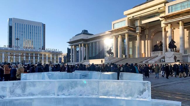 Протестующие перед зданием правительства на площади Сухэ-Батора в Улан-Баторе