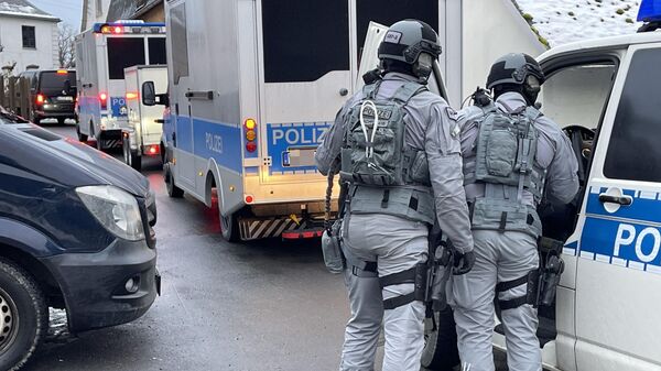 Сотрудники немецкой полиции в районе Бад-Лобенштайна во время рейдов против членов крайне правой террористической группы, подозреваемых в планировании нападения на парламент Германии. 7 декабря 2022