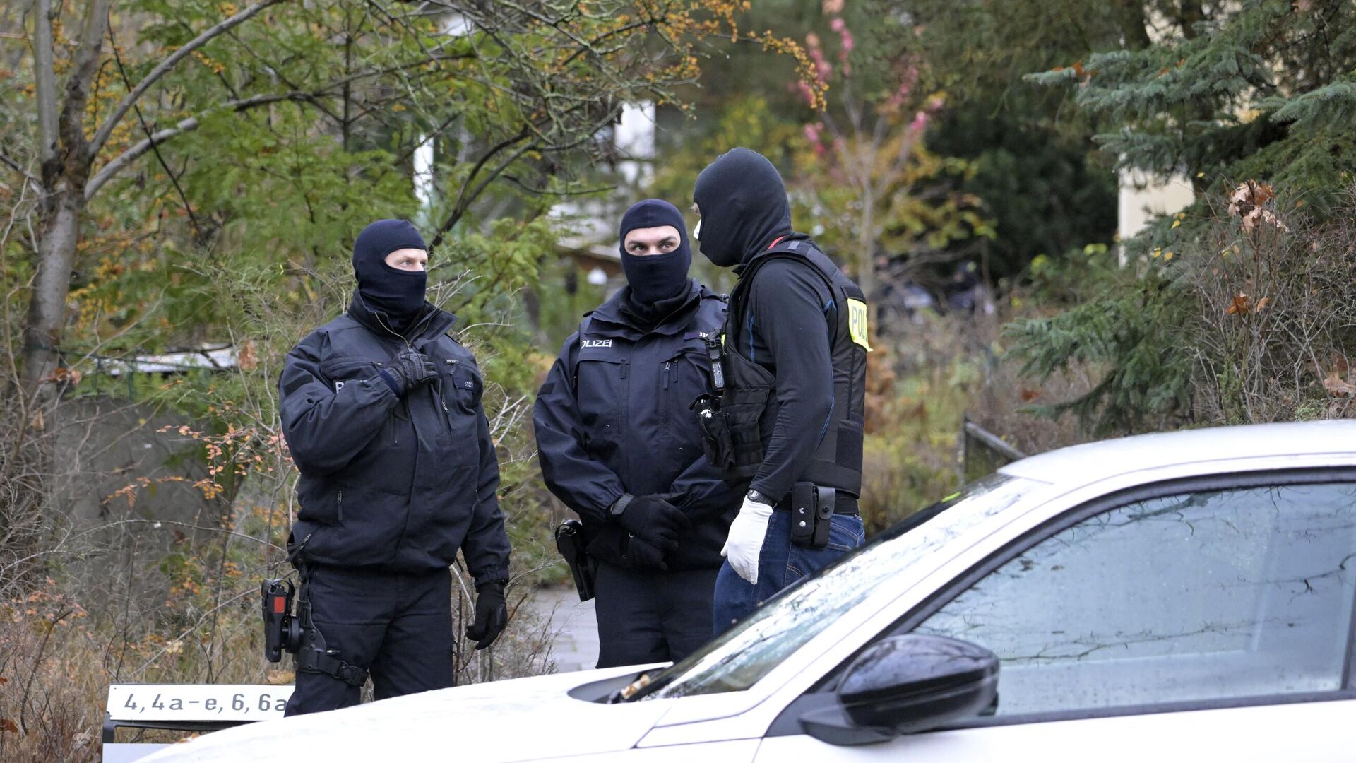 Сотрудники немецкой полиции в Берлине во время рейдов против членов крайне правой террористической группы, подозреваемых в планировании нападения на парламент Германии. 7 декабря 2022 - РИА Новости, 1920, 07.12.2022