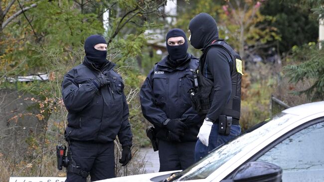 Сотрудники немецкой полиции в Берлине во время рейдов против членов крайне правой террористической группы, подозреваемых в планировании нападения на парламент Германии. 7 декабря 2022