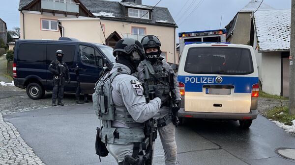 Сотрудники немецкой полиции в районе Бад-Лобенштайна во время рейдов против членов крайне правой террористической группы, подозреваемых в планировании нападения на парламент Германии. 7 декабря 2022