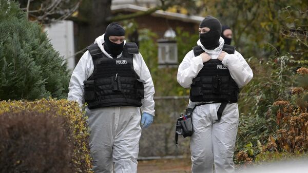 Сотрудники немецкой полиции в Берлине во время рейдов против членов крайне правой террористической группы, подозреваемых в планировании нападения на парламент Германии. 7 декабря 2022