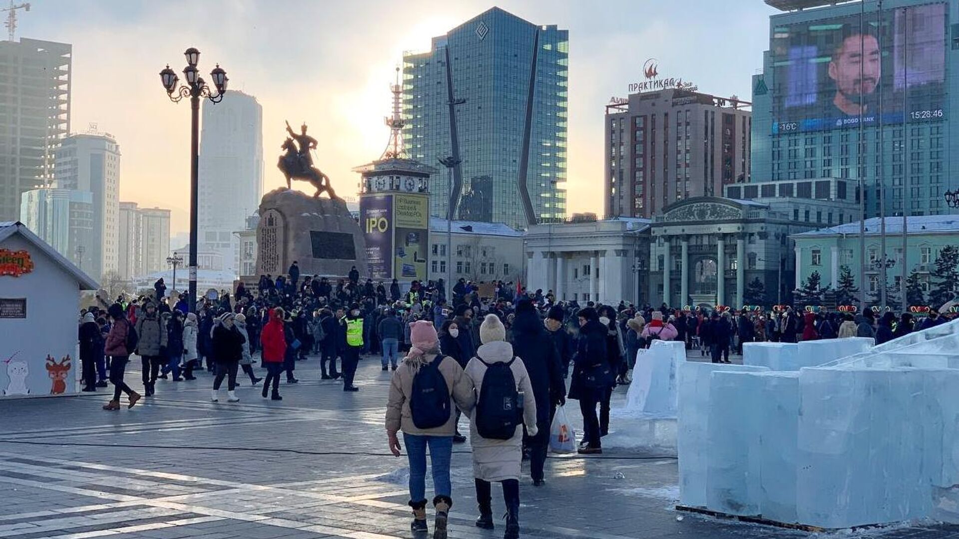 Протестующие на площади Сухэ-Батора в Улан-Баторе - РИА Новости, 1920, 13.12.2022