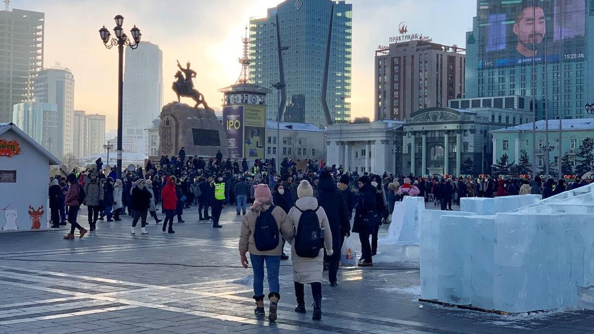 Протестующие на площади Сухэ-Батора в Улан-Баторе - РИА Новости, 1920, 13.12.2022