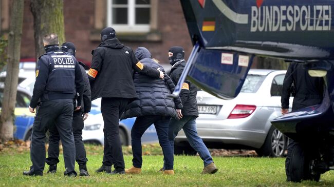 Сотрудники немецкой полиции во время рейдов против членов группы, подозреваемых в планировании нападения на парламент Германии