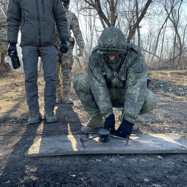 Курсант готовится к запуску квадрокоптера Курсант готовится к запуску квадрокоптера