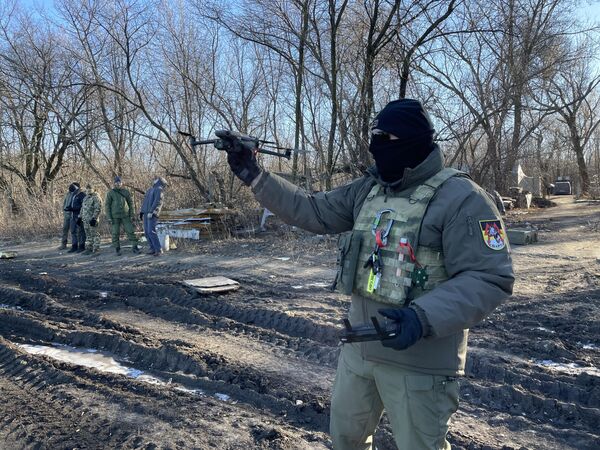 Начальник Центра беспилотных систем Инок запускает квадрокоптер с руки Начальник Центра беспилотных систем Инок запускает квадрокоптер с руки