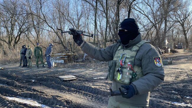 Начальник Центра беспилотных систем Инок запускает квадрокоптер с руки