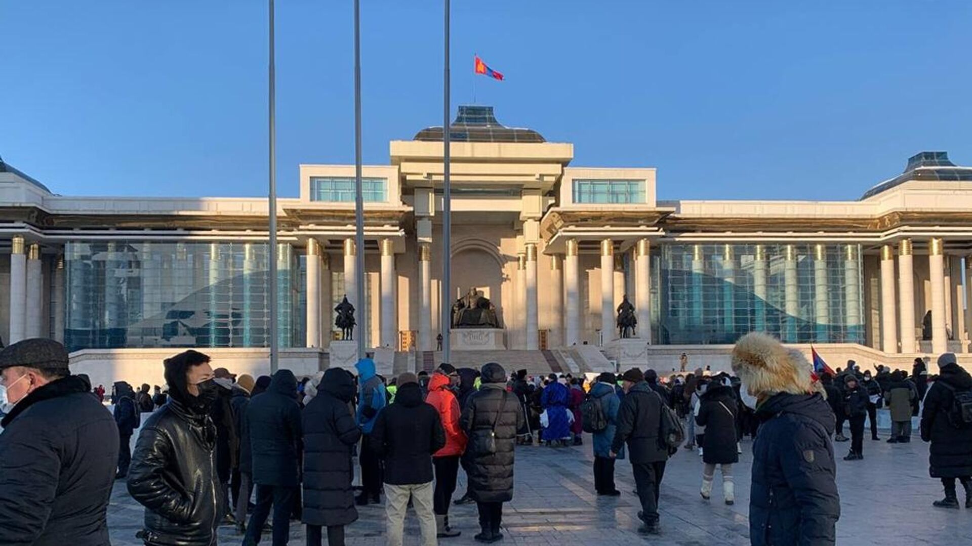 Протестующие перед зданием правительства на площади Сухэ-Батора в Улан-Баторе - РИА Новости, 1920, 13.12.2022