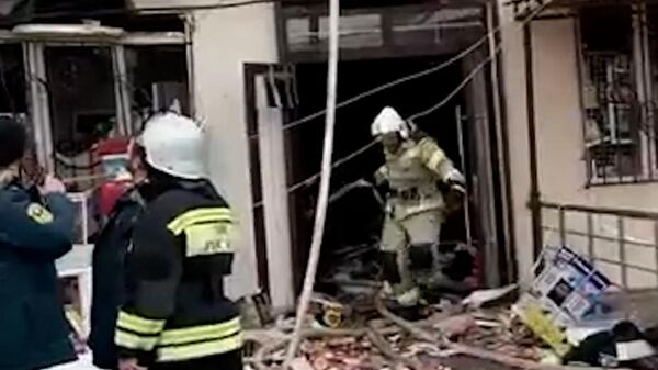 Пожарные работают на месте взрыва в торговом центре в Назрани