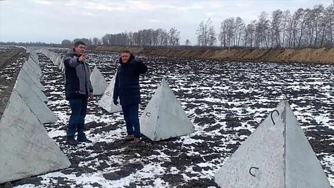 Строящиеся оборонительные сооружения засечной черты на границе с Украиной в Курской области Строящиеся оборонительные сооружения засечной черты на границе с Украиной в Курской области