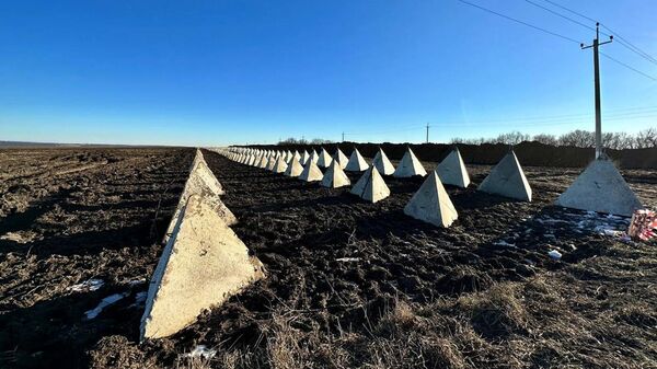 Вид на строящиеся оборонительные сооружения засечной черты на границе с Украиной в Белгородской области