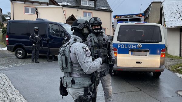 Сотрудники немецкой полиции в районе Бад-Лобенштайна во время рейдов против членов крайне правой террористической группы, подозреваемых в планировании нападения на парламент Германии