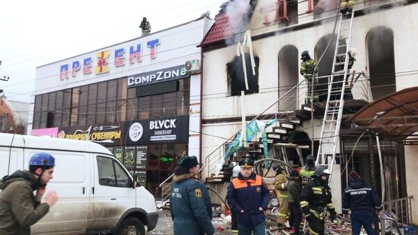 Сотрудники спасательной службы МЧС России на месте взрыва в торговом доме Таргим в Назрани