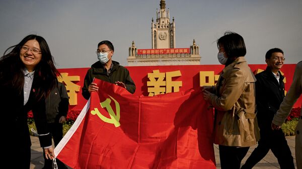 Люди c китайским национальным флагом в Пекине