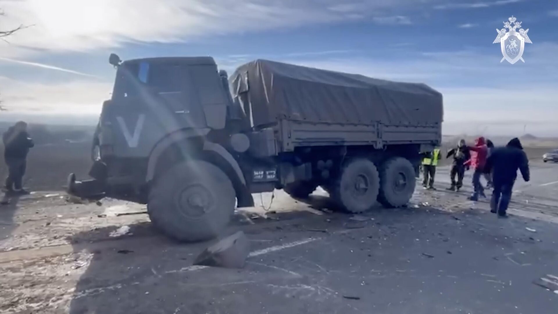 На месте ДТП между Торезом и Шахтерском в Донецкой Народной Республике. Кадр видео - РИА Новости, 1920, 07.12.2022