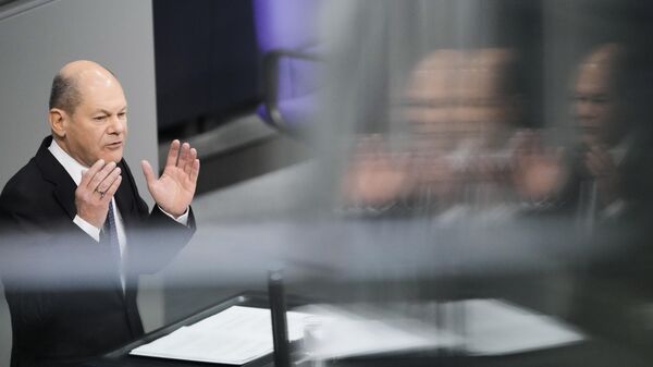 Канцлер Германии Олаф Шольц во время выступления в Бундестаге