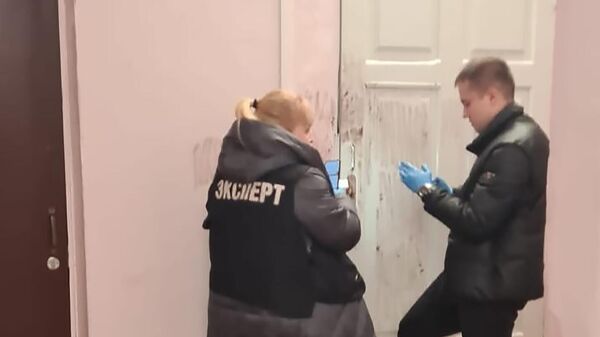 Сотрудники правоохранительных органов на месте происшествия в школе Нижневартовска