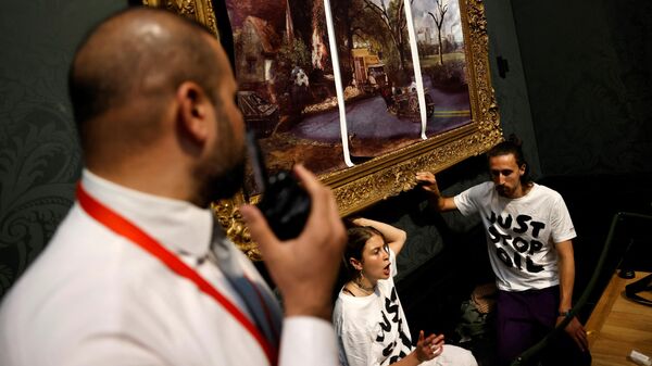 Активисты экологического движения Just Stop Oil во время акции протеста у картины Телега для сена английского художника Джона Констебла в Национальной галерее в Лондоне